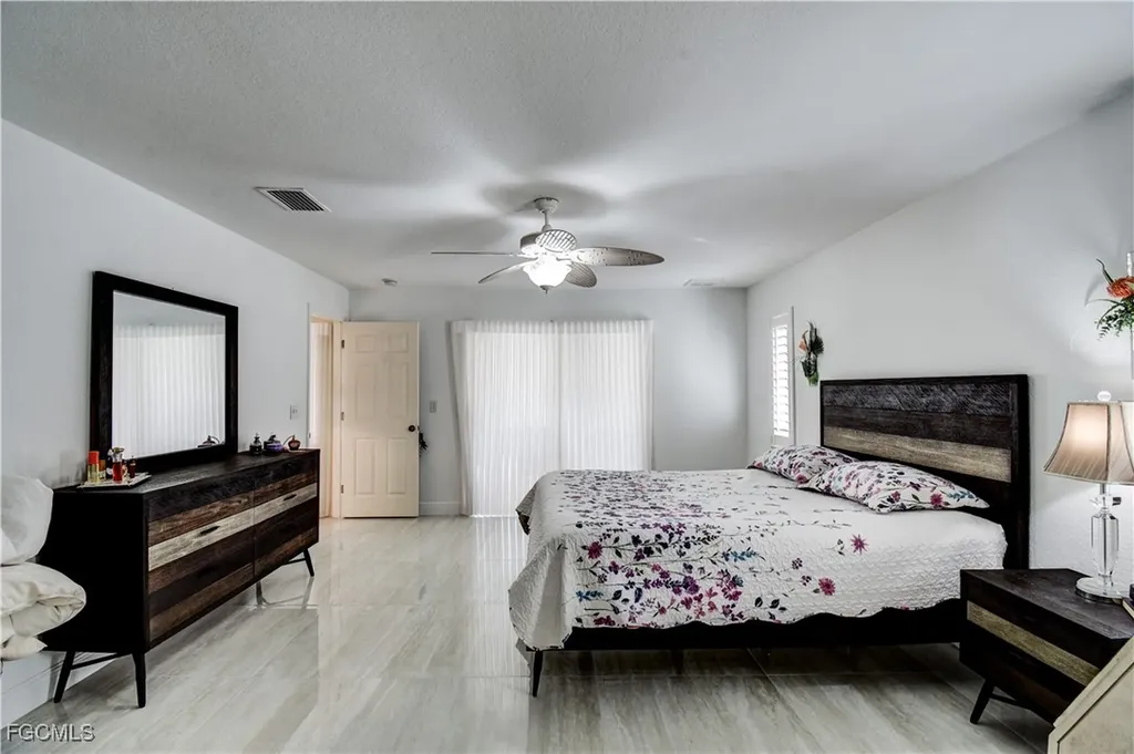 2201 SE 17th Place Cape Coral FL 33990