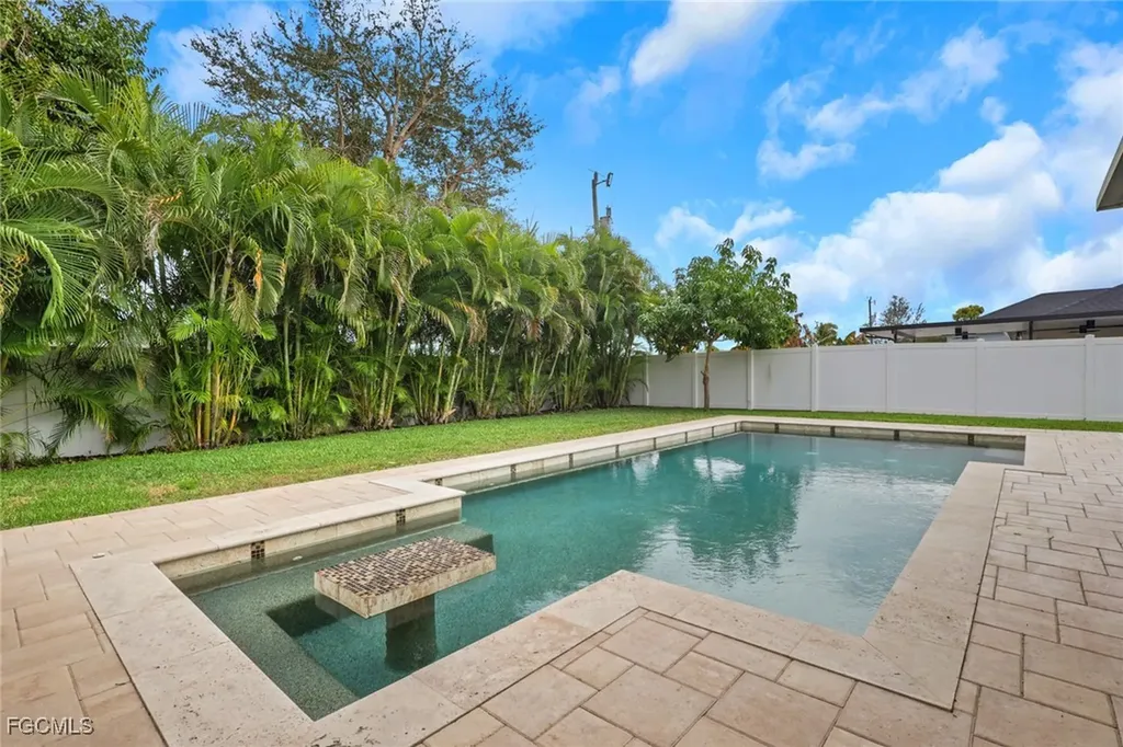 2115 SW 1st Avenue Cape Coral FL 33991