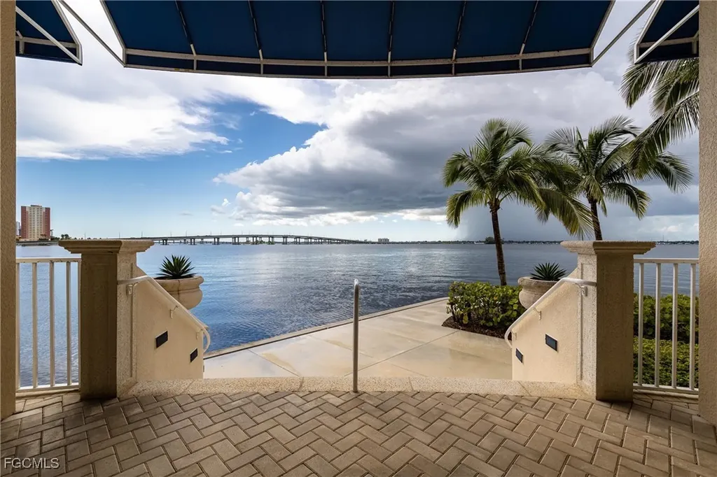 2745 1st Street Fort Myers FL 33916