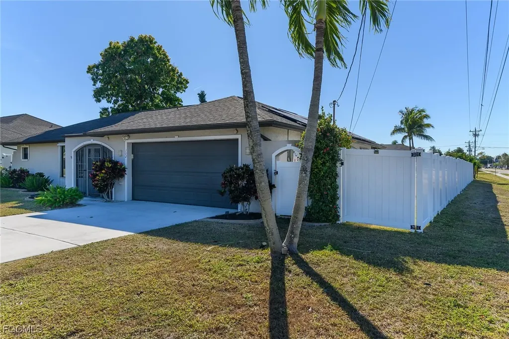 102 SE 42nd Street Cape Coral FL 33904