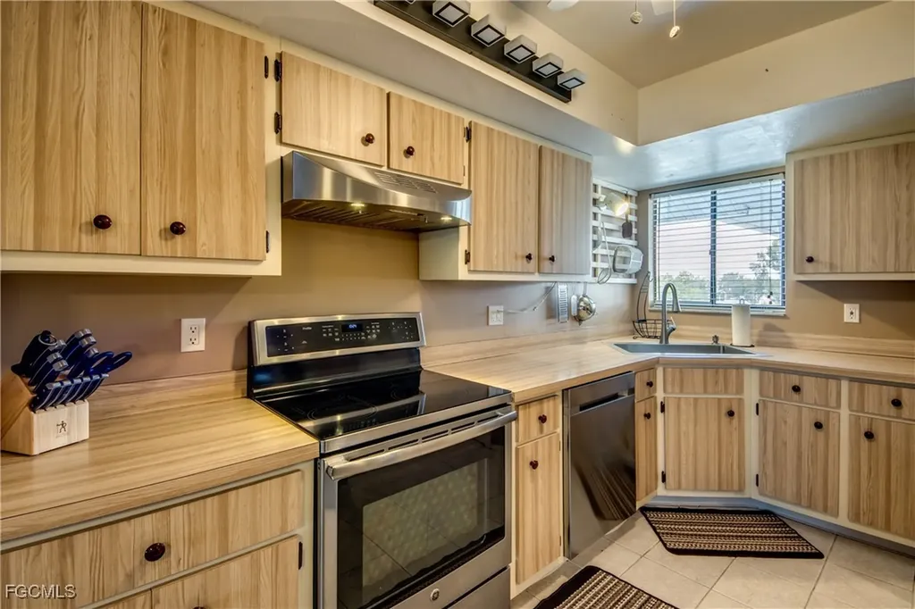 1202 Cape Coral Parkway W Cape Coral FL 33914
