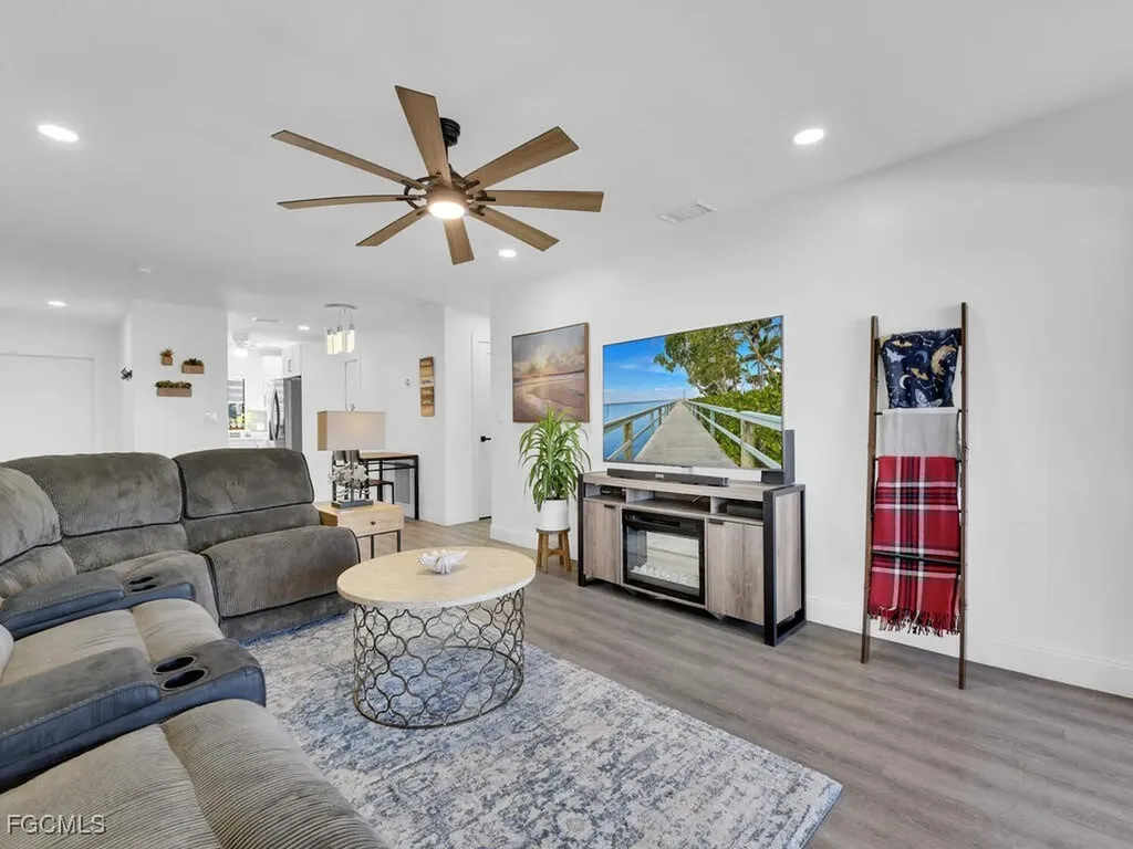 1027 SE 46th Lane Cape Coral FL 33904