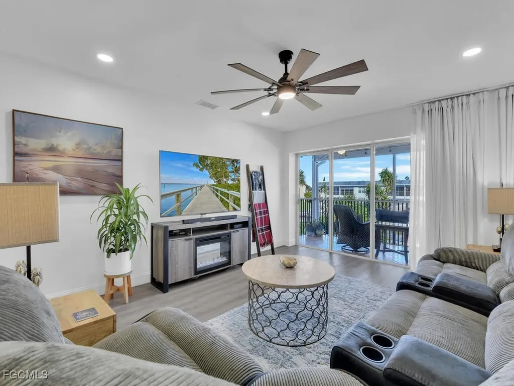 1027 SE 46th Lane Cape Coral FL 33904