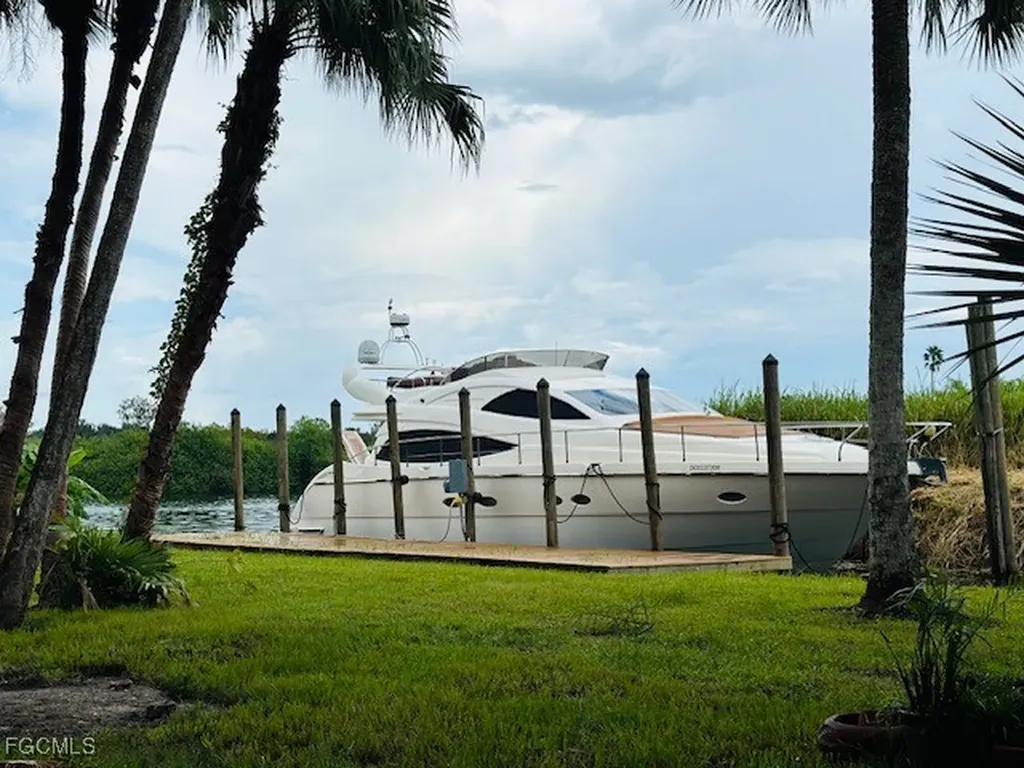 19481/483 S River Road Alva FL 33920