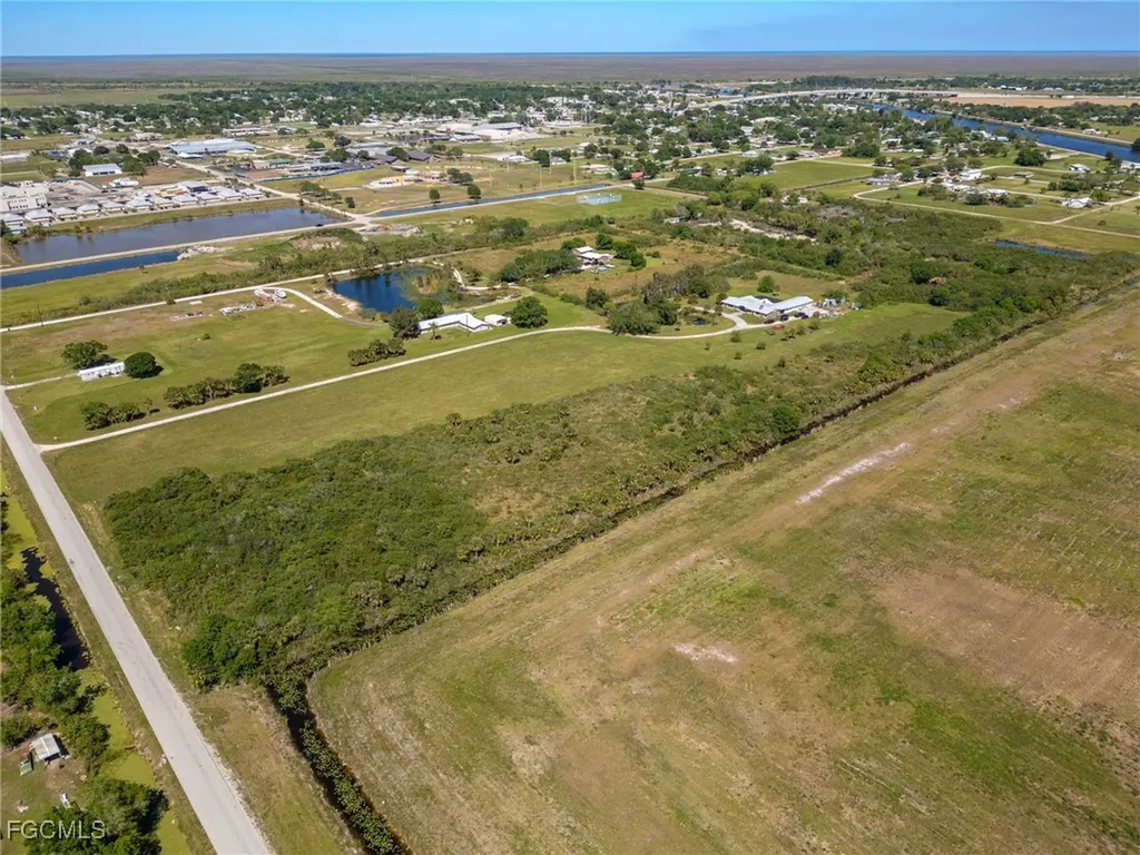 1085 West Avenue Moore Haven FL 33471