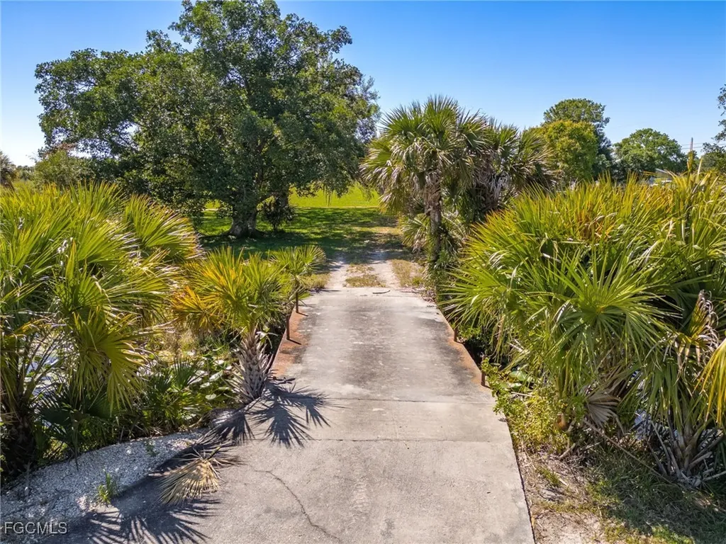 1085 West Avenue Moore Haven FL 33471