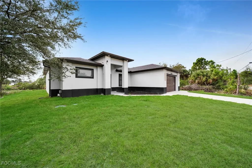1002 Kanuga Street E Lehigh Acres FL 33974