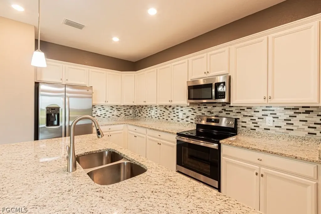 3943 E Hampton Circle Alva FL 33920