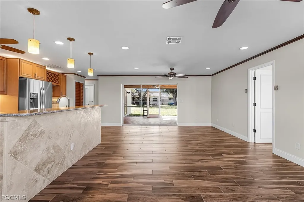 910 SE 15th Street Cape Coral FL 33990