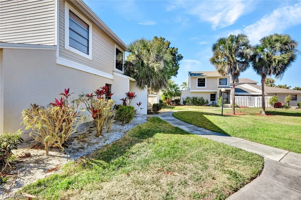 1423 SW Courtyards Terrace Cape Coral FL 33914