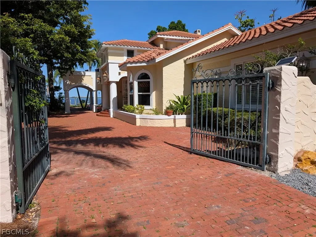 2878 Valencia Way Fort Myers FL 33901