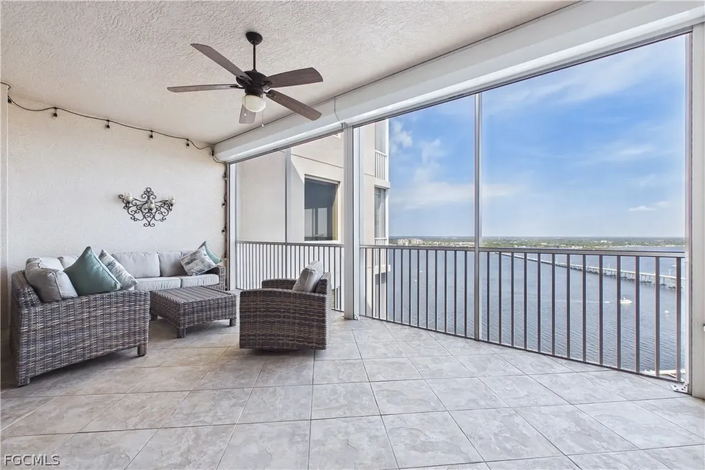 2090 W First Street Fort Myers FL 33901