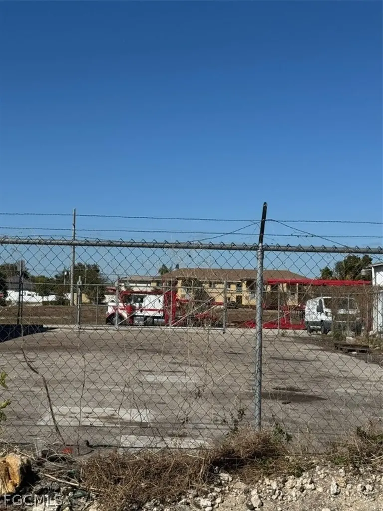1002 SE 9th Street Cape Coral FL 33990