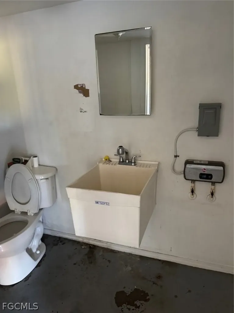 1002 SE 9th Street Cape Coral FL 33990