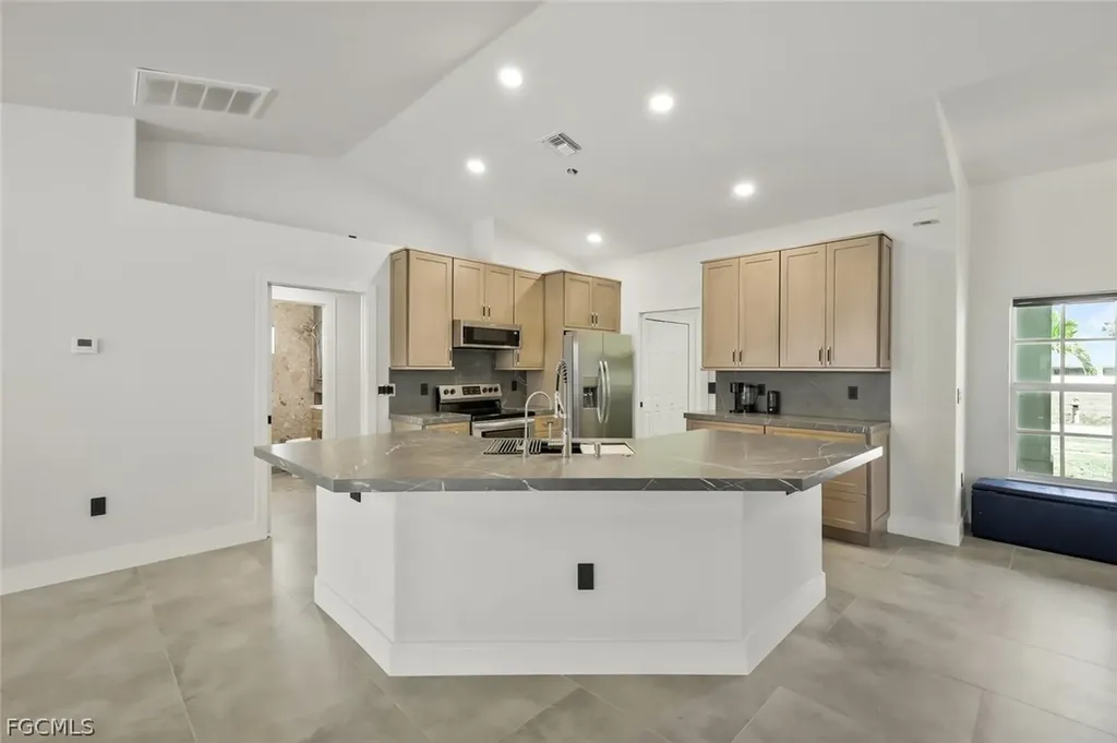 2200 NE 9th Avenue Cape Coral FL 33909