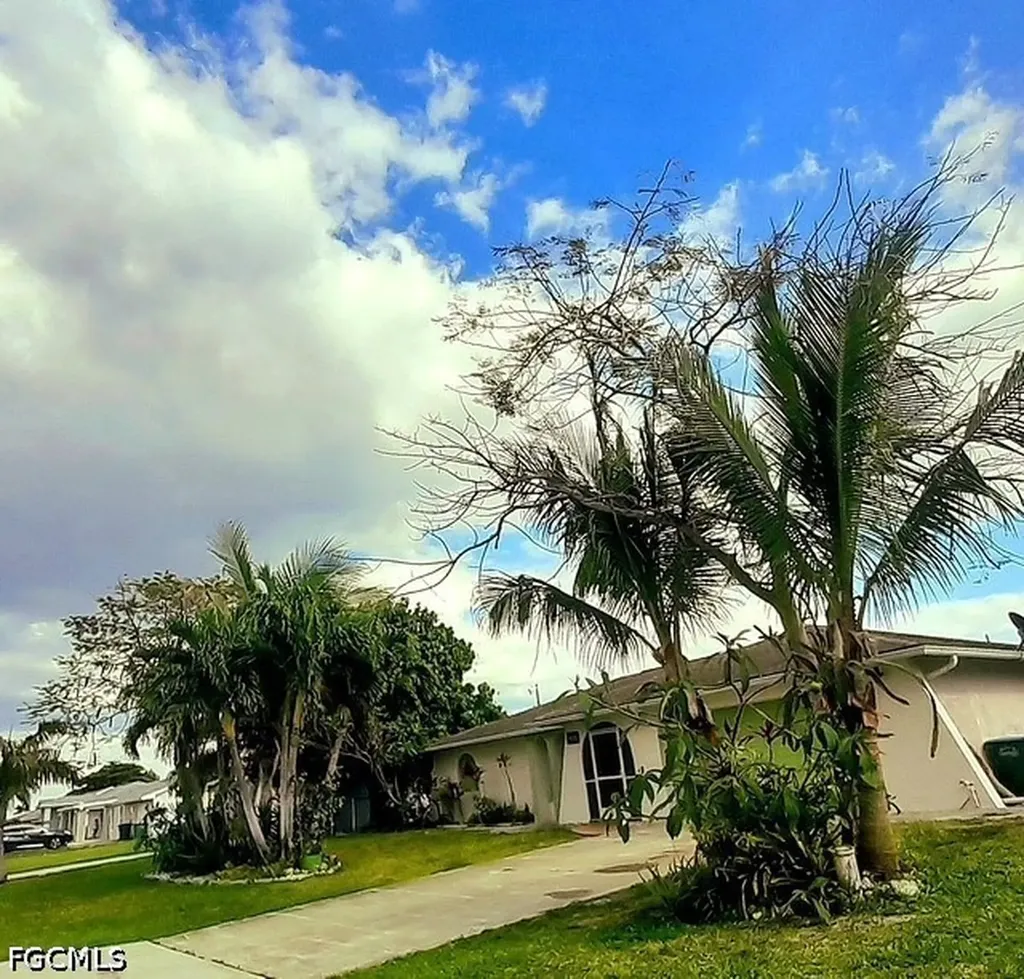 922 SE 26th Terrace Cape Coral FL 33904