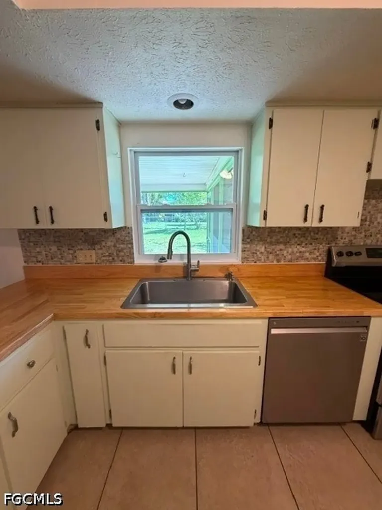 922 SE 26th Terrace Cape Coral FL 33904