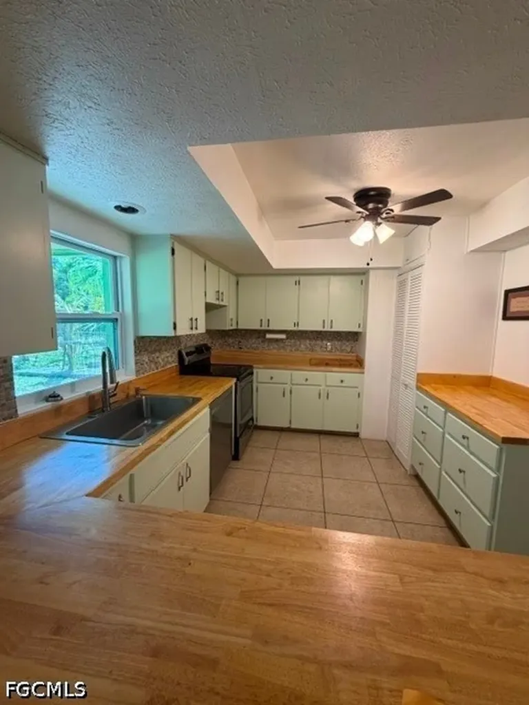 922 SE 26th Terrace Cape Coral FL 33904