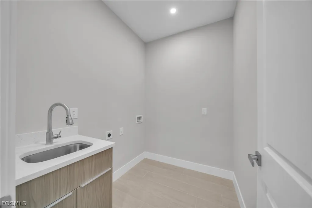 2858 SW 25th Place Cape Coral FL 33914