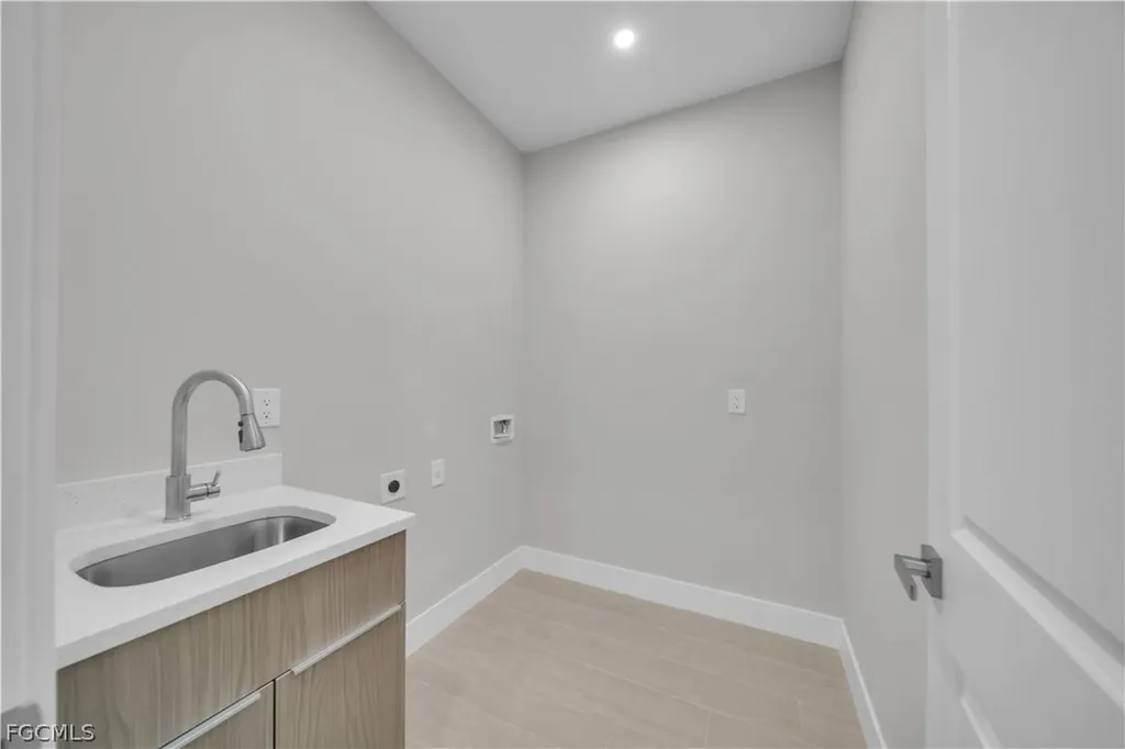 2858 SW 25th Place Cape Coral FL 33914