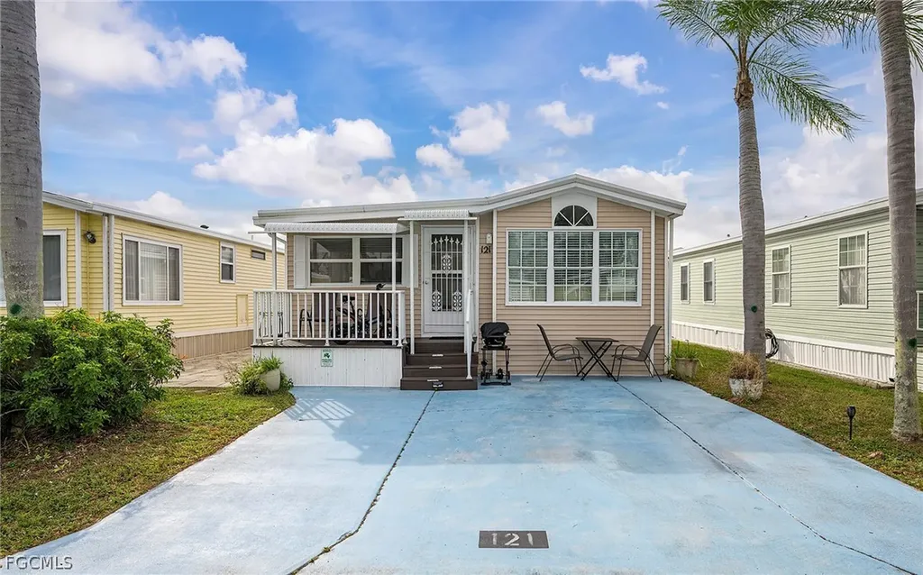 121 Caravan Circle North Fort Myers FL 33903