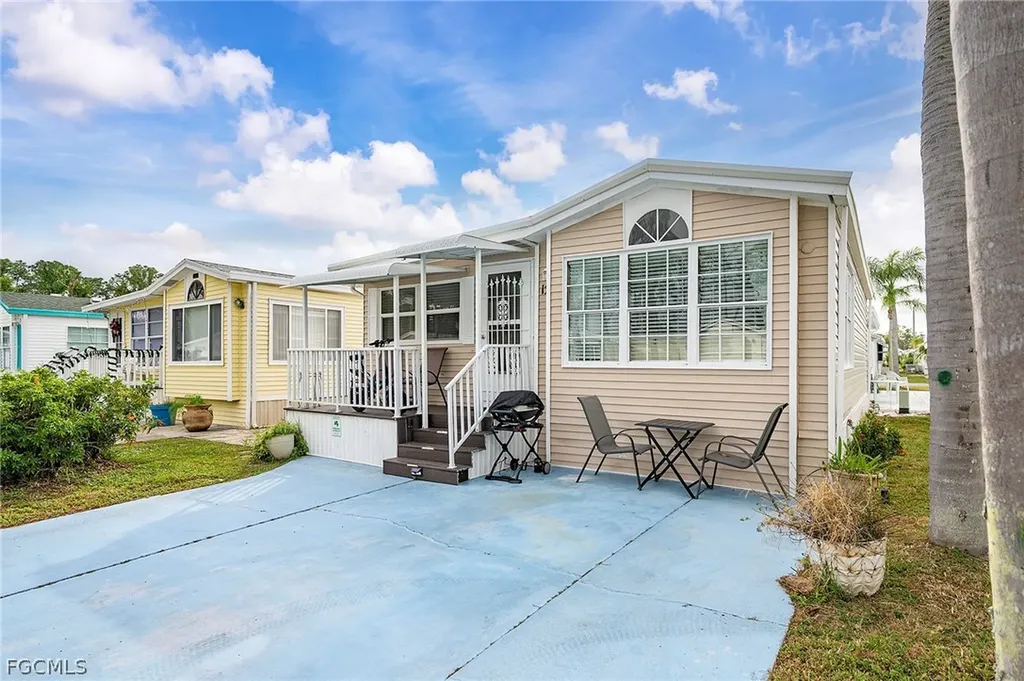 121 Caravan Circle North Fort Myers FL 33903