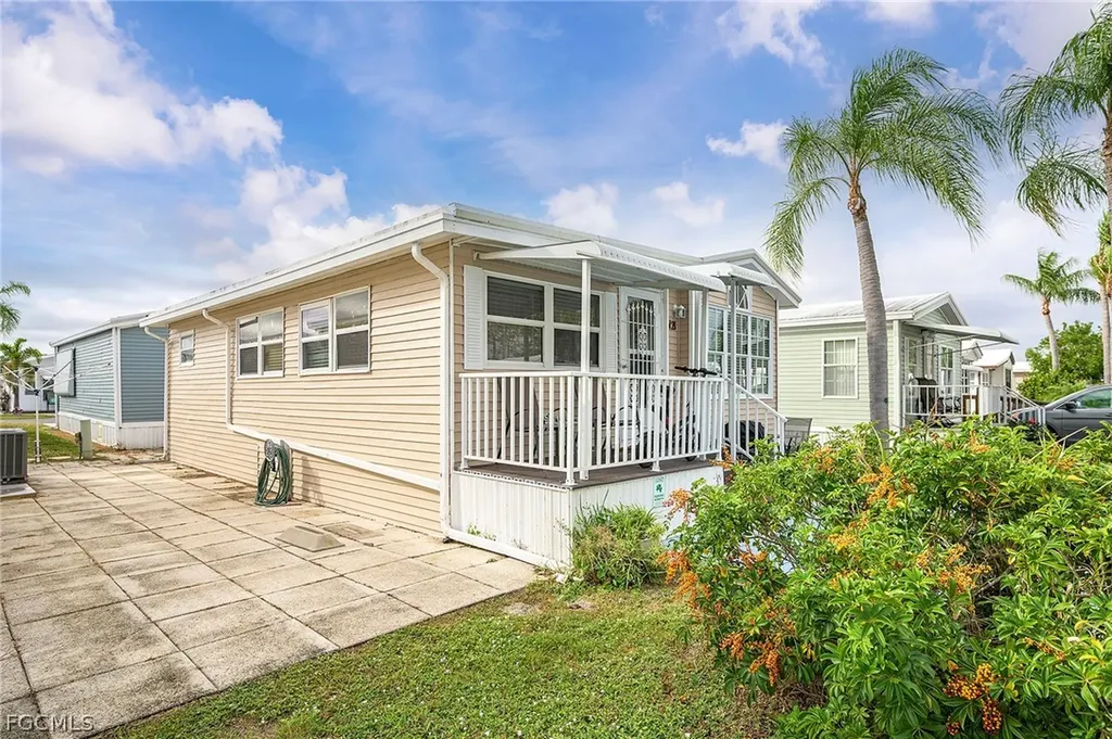 121 Caravan Circle North Fort Myers FL 33903