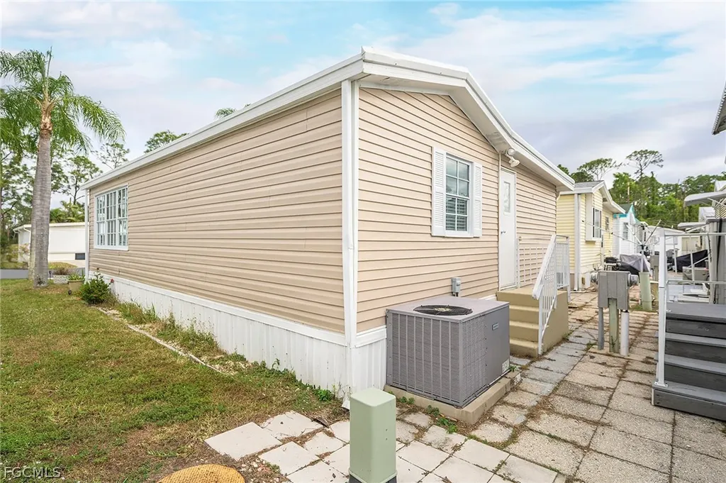 121 Caravan Circle North Fort Myers FL 33903