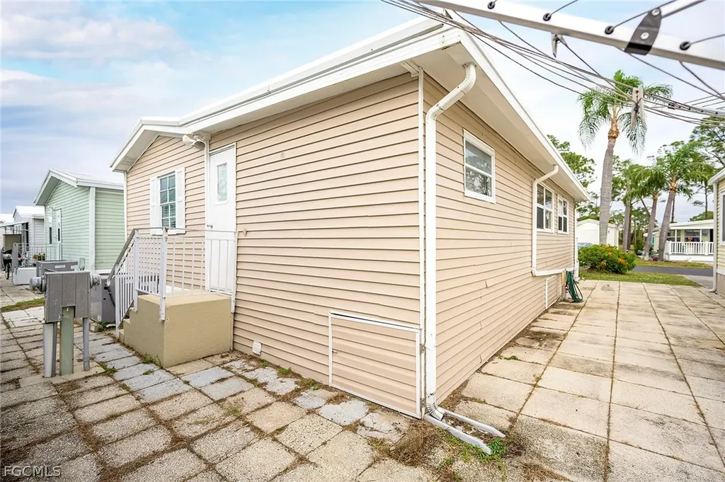 121 Caravan Circle North Fort Myers FL 33903