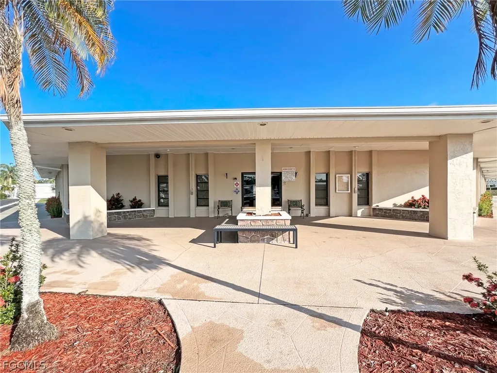 121 Caravan Circle North Fort Myers FL 33903