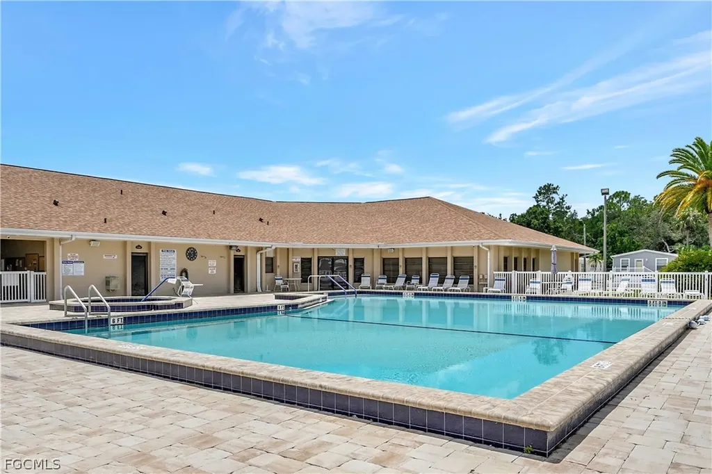 121 Caravan Circle North Fort Myers FL 33903