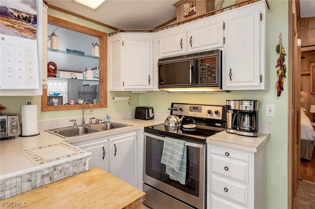 121 Caravan Circle North Fort Myers FL 33903