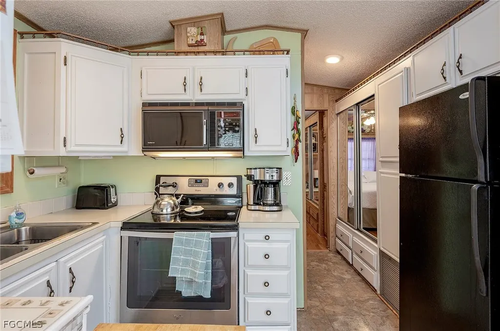 121 Caravan Circle North Fort Myers FL 33903