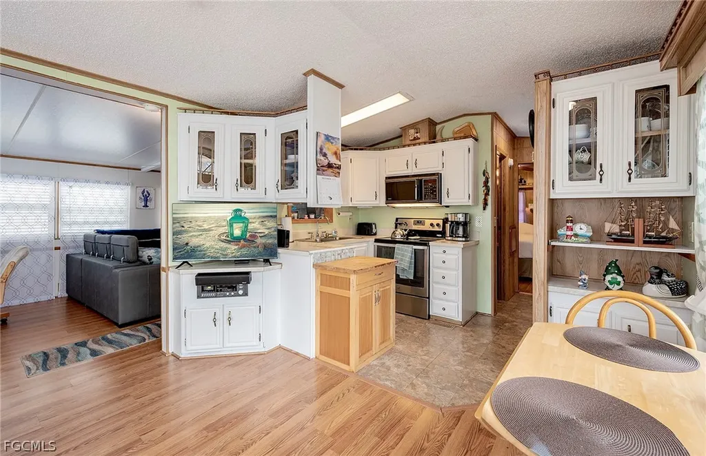 121 Caravan Circle North Fort Myers FL 33903