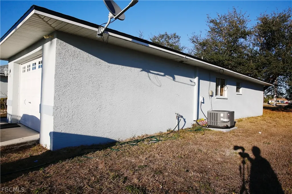 1809/1811 SW Santa Barbara Place Cape Coral FL 33991