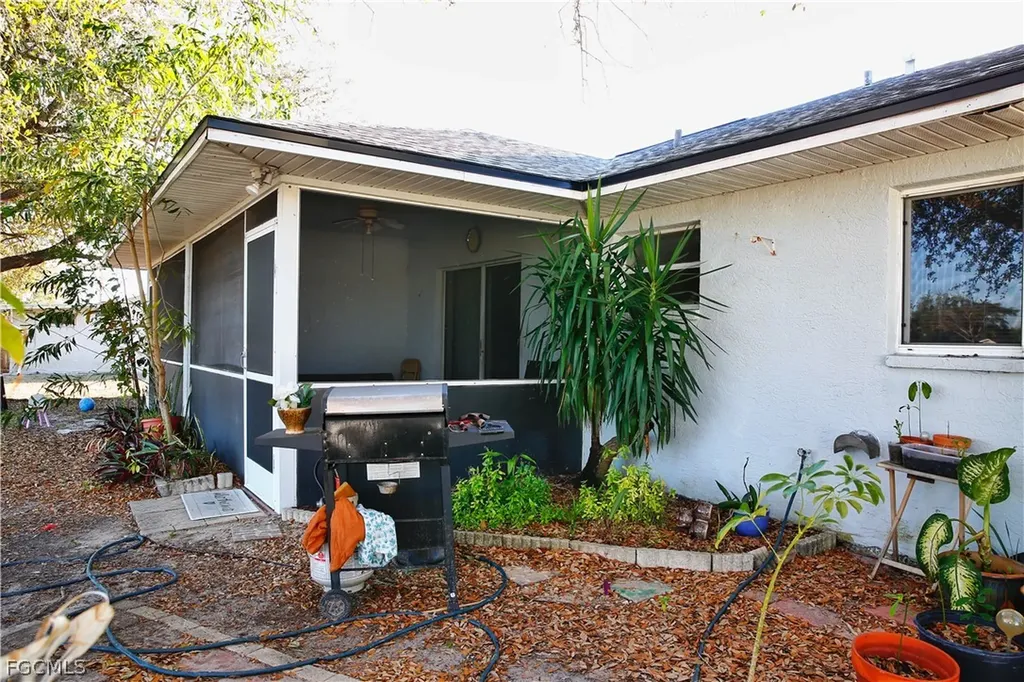 1809/1811 SW Santa Barbara Place Cape Coral FL 33991