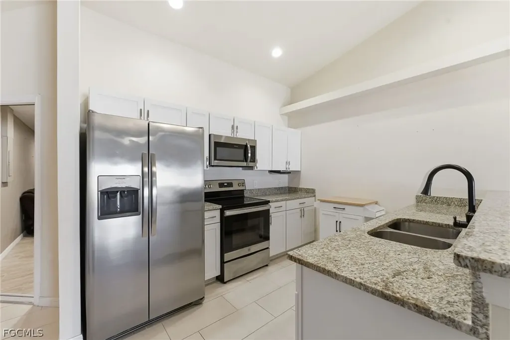 526-528 SE 5th Place Cape Coral FL 33990