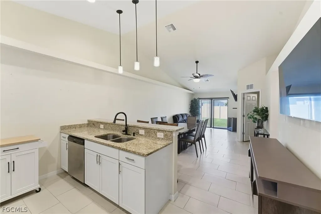 526-528 SE 5th Place Cape Coral FL 33990