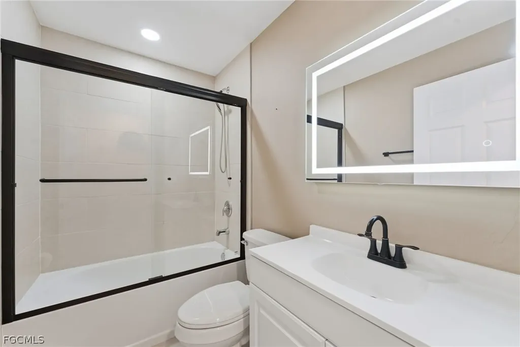 526-528 SE 5th Place Cape Coral FL 33990