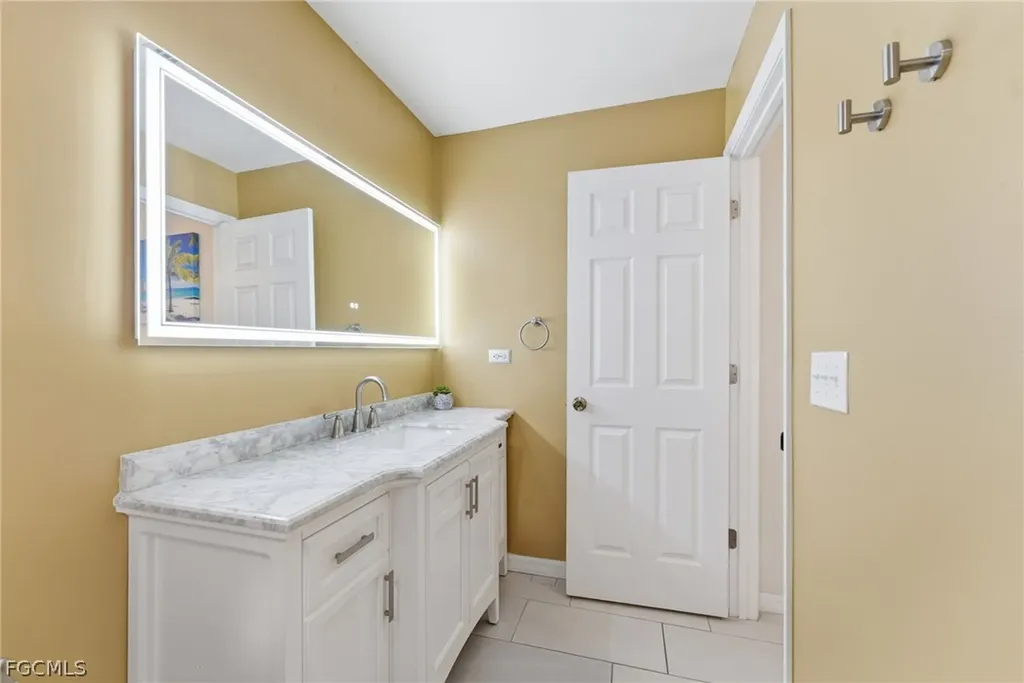 526-528 SE 5th Place Cape Coral FL 33990