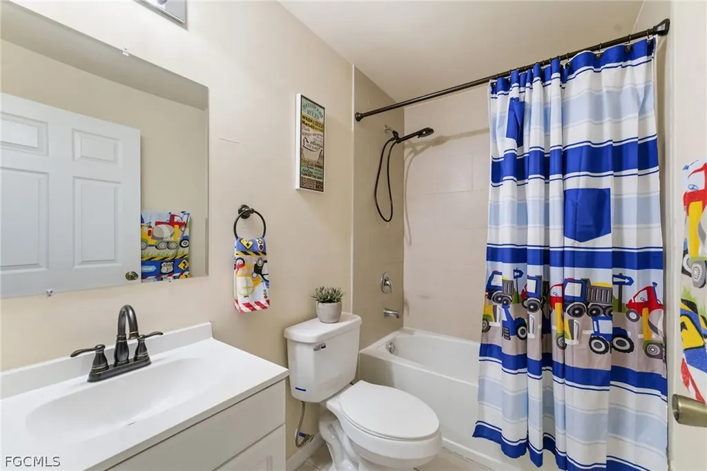 526-528 SE 5th Place Cape Coral FL 33990