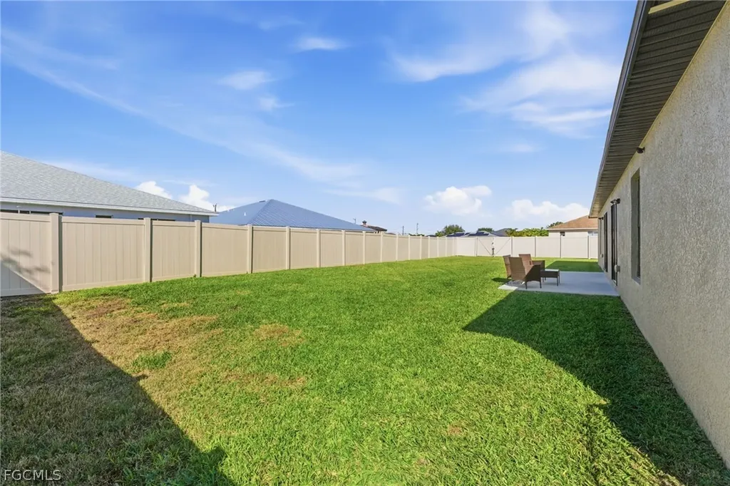 526-528 SE 5th Place Cape Coral FL 33990
