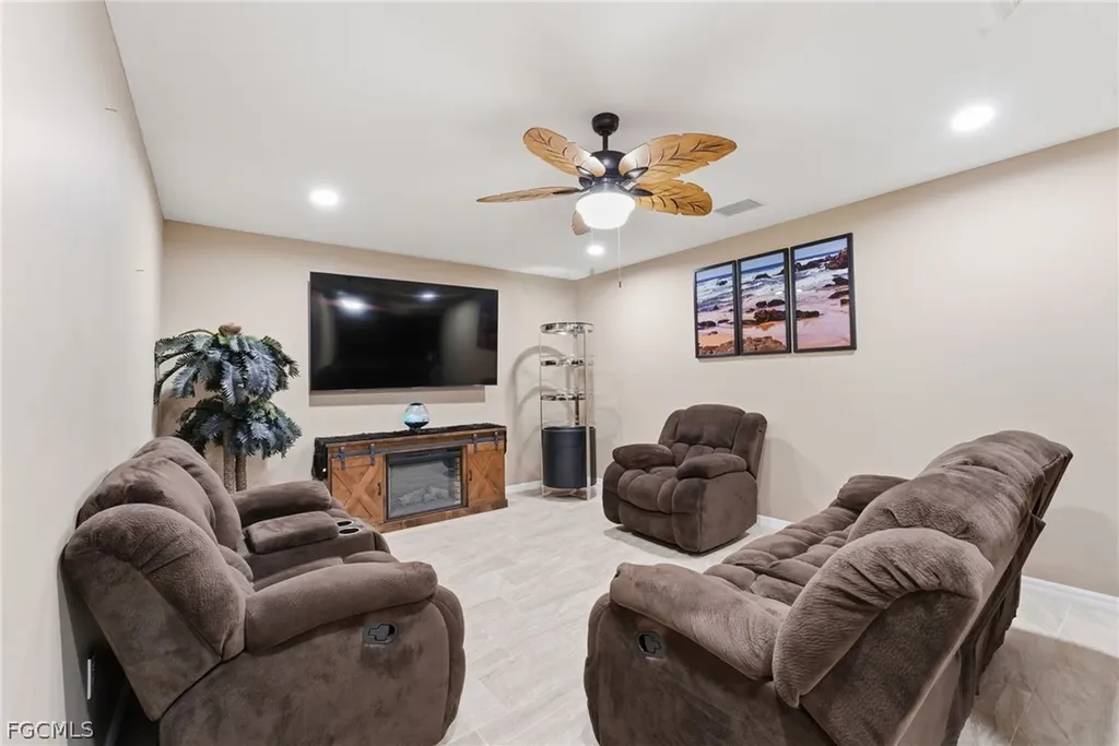 526-528 SE 5th Place Cape Coral FL 33990
