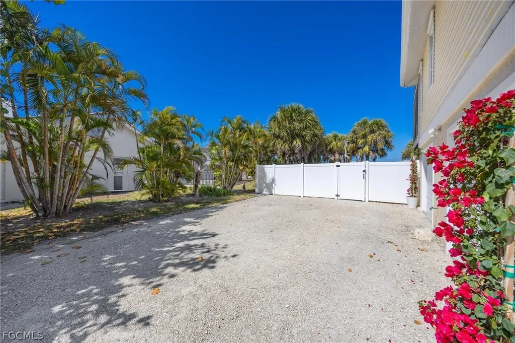 425 Lake Murex Circle Sanibel FL 33957