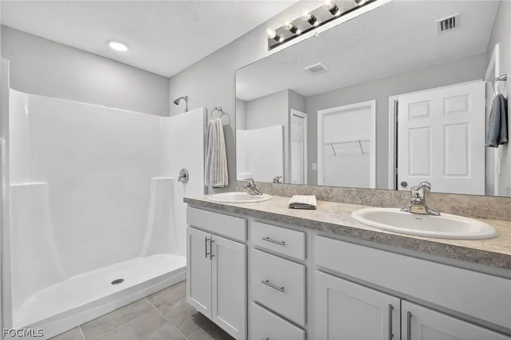 2925 NE 4th Place Cape Coral FL 33909