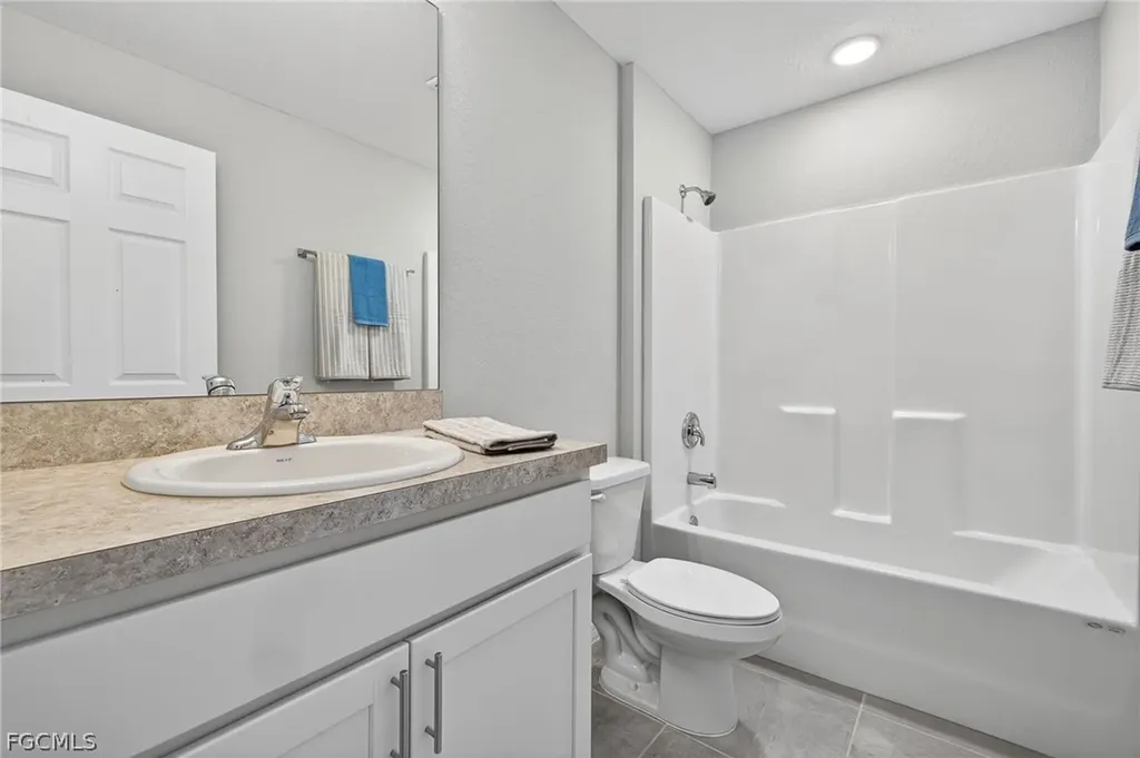 2925 NE 4th Place Cape Coral FL 33909