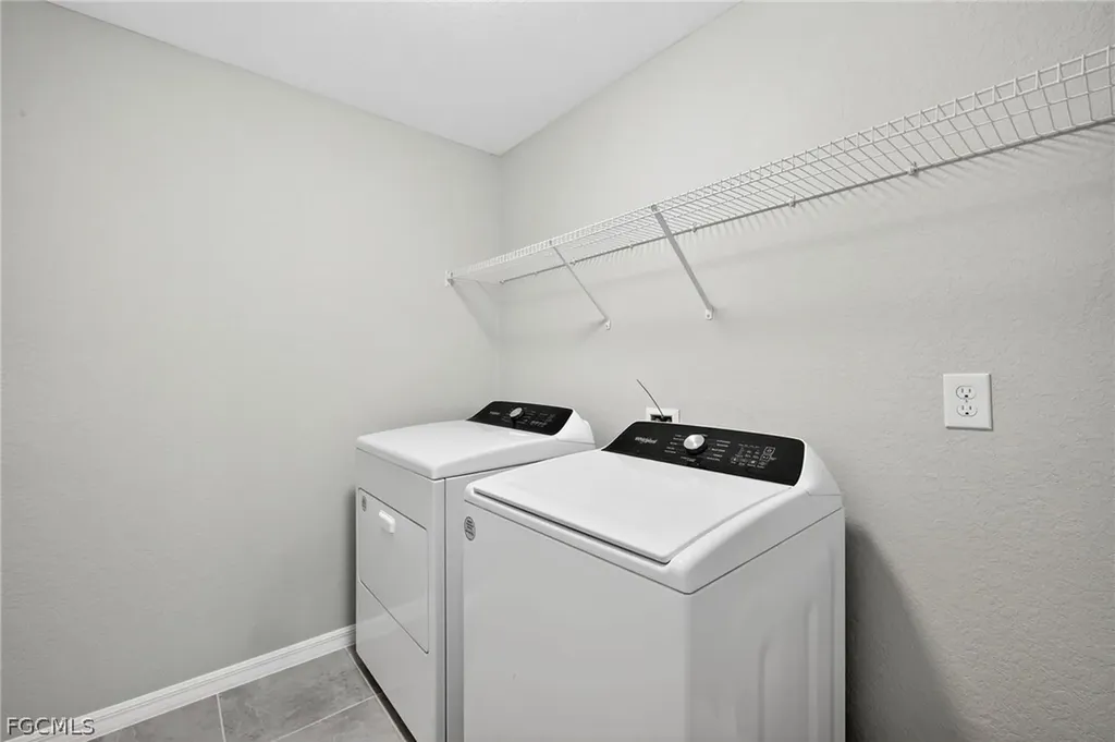 2925 NE 4th Place Cape Coral FL 33909