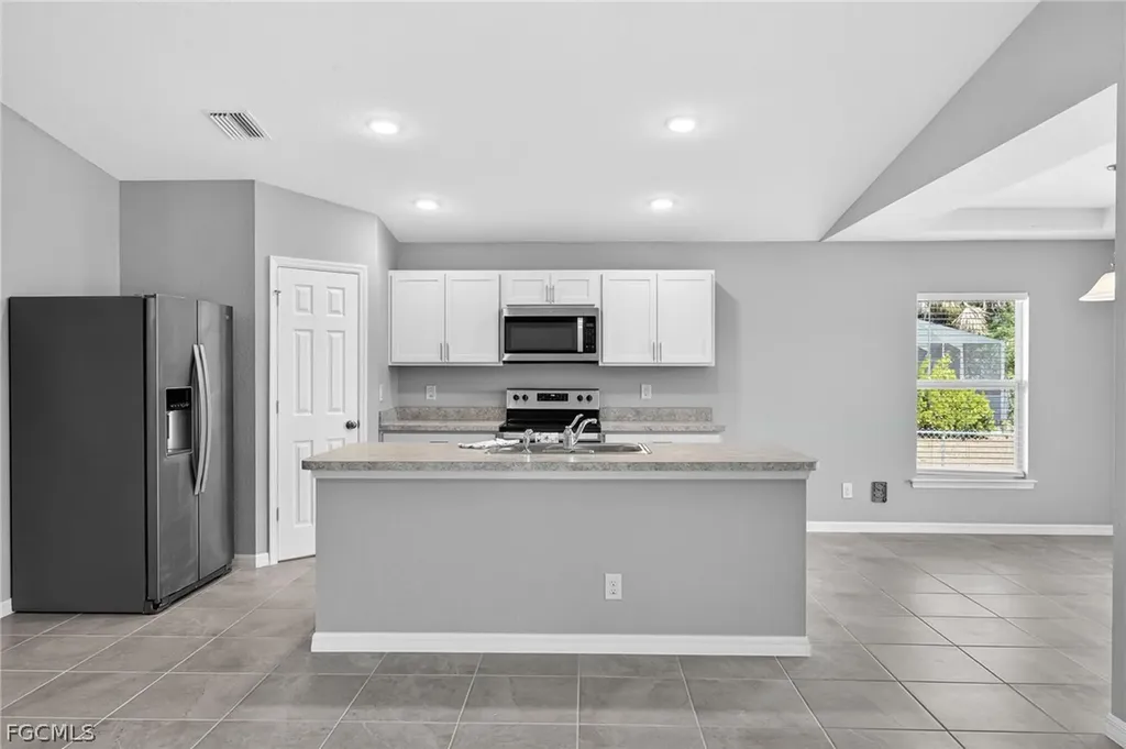 2925 NE 4th Place Cape Coral FL 33909