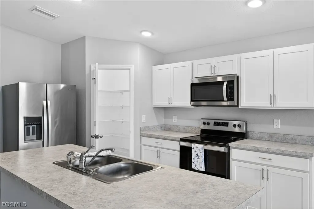 2925 NE 4th Place Cape Coral FL 33909