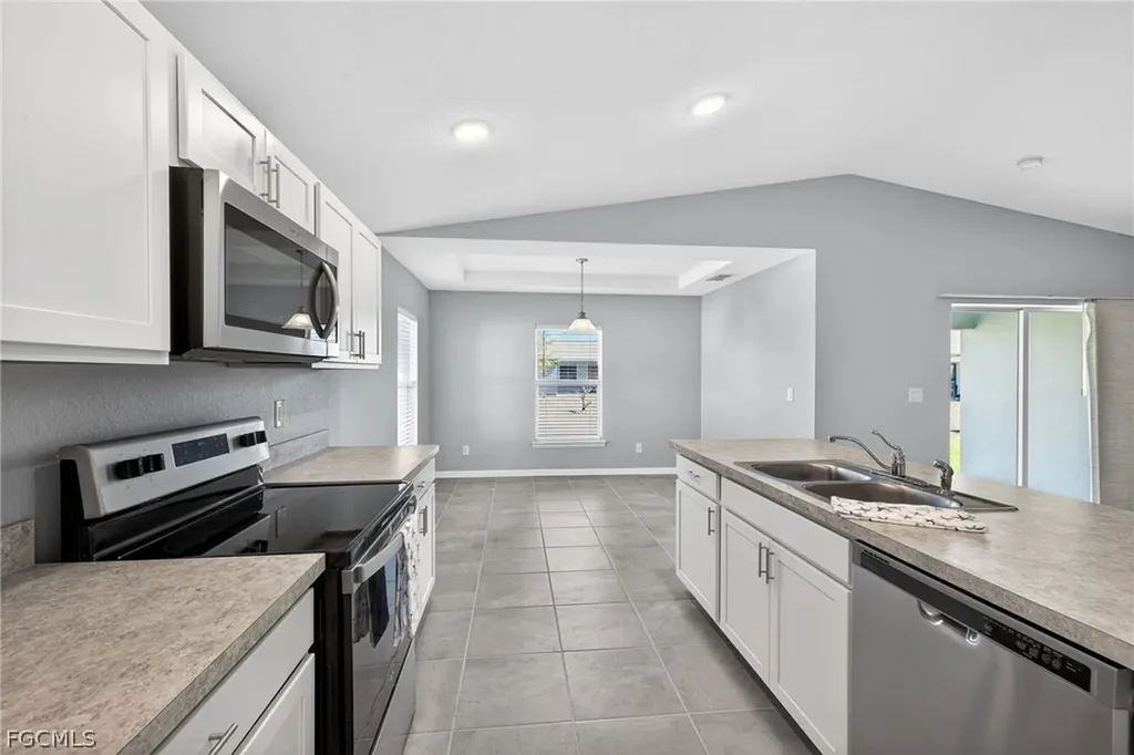 2925 NE 4th Place Cape Coral FL 33909